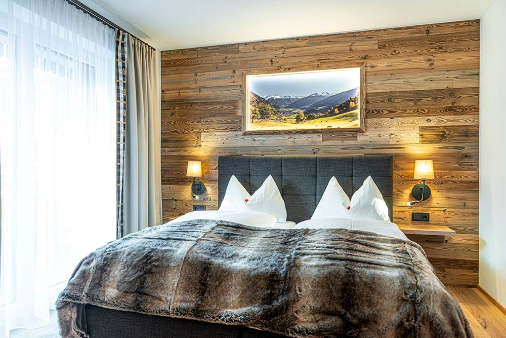 komfortables Schlafzimmer mit Panoramablick